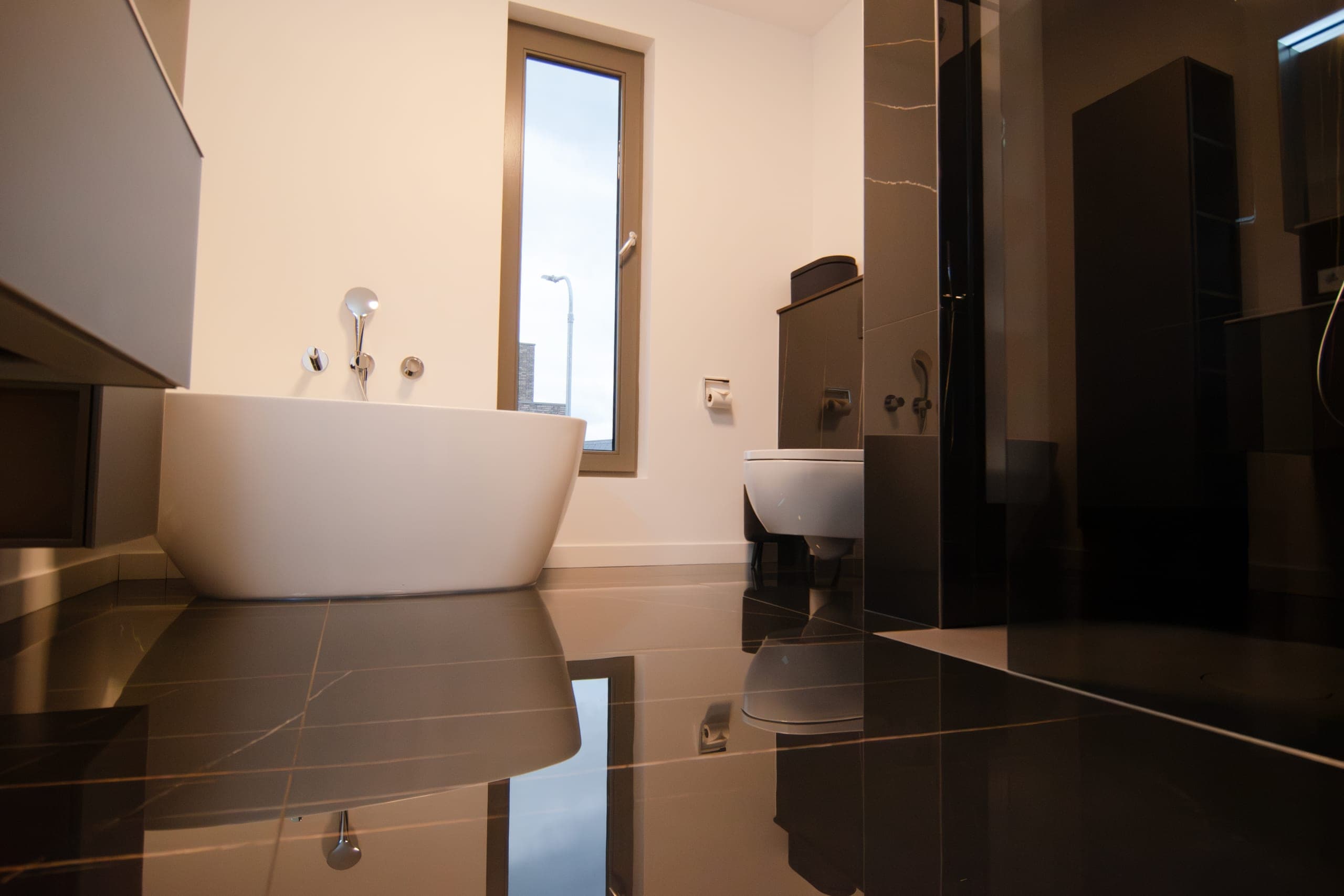 Vrijstaand bad met inloopdouche in moderne badkamer — Middelburg